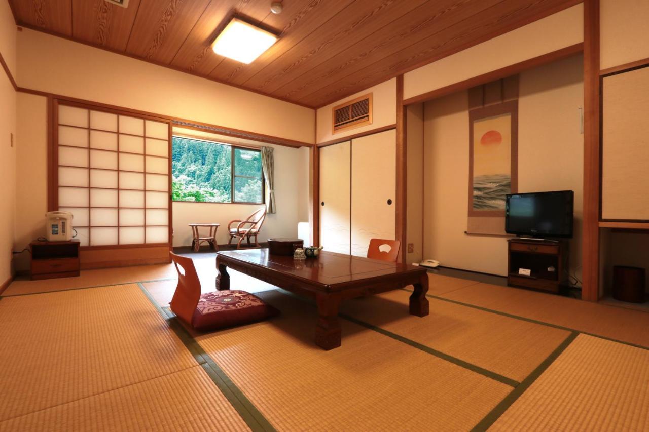 Kazuraya Hotel Miyoshi  Exterior photo