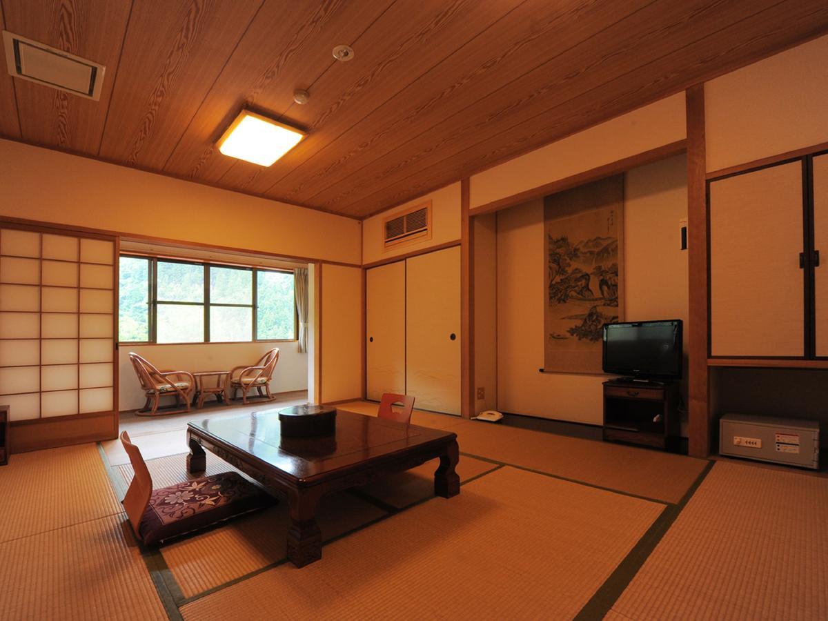 Kazuraya Hotel Miyoshi  Exterior photo